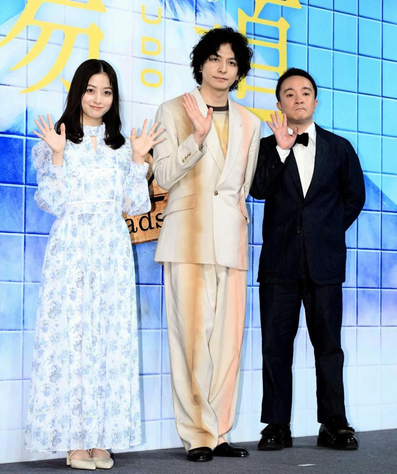 　笑顔で手を振る（左から）橋本環奈、生田斗真、濱田岳（撮影・堀内翔）