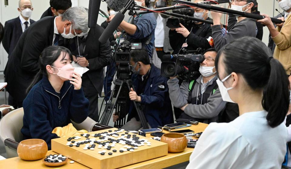 　上野女流棋聖（手前）を破った仲邑三段