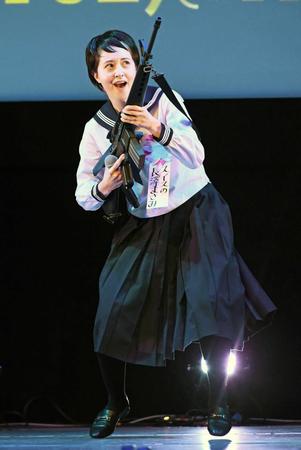 　１３年ぶりの制服姿で「セーラー服と機関銃」を歌う春香クリスティーン（撮影・三好信也）