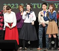 　１３年ぶりの制服姿に照れ笑いをみせる春香クリスティーン（前列中央）右は岡部麟、左は沙羅（撮影・三好信也）