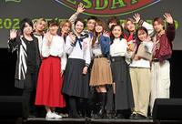 　（前列左から）たむたむ、沙羅、春香クリスティーン、岡部麟、山﨑玲奈、清水美依紗、（後列同）ＷＡＴＷＩＮＧの桑山隆太、橋颯、八村倫太郎、鈴木暁、福澤希空、古幡亮（撮影・三好信也）