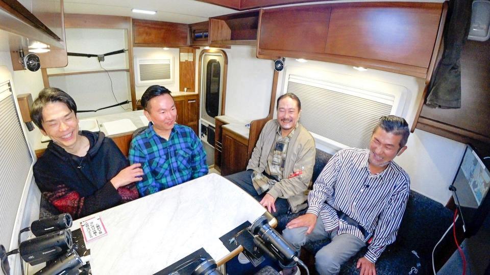 　（左から）かまいたちの２人と笑い飯の２人