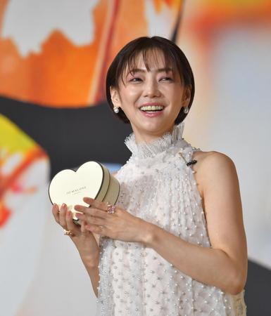 　ハート型のギフトボックスを手に笑顔を見せる倉科カナ（撮影・西岡正）