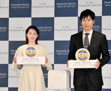 　プレミアムウォーター新商品＆新アンバサダー就任発表会に出席した清野菜名（左）と株式会社プレミアムウォーターの濱口裕二専務取締役