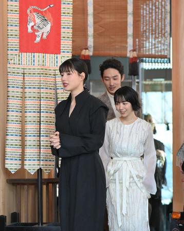 　ヒット祈願を行った石井杏奈（手前）と吉谷彩子＝東京・赤城神社（撮影・西岡正）