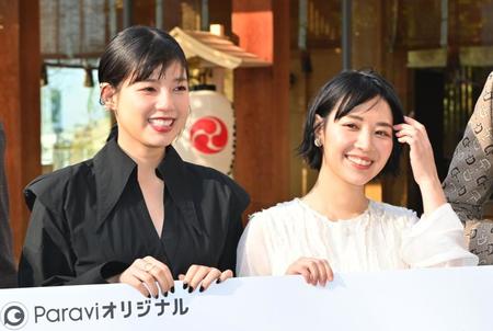 　ヒット祈願で笑顔を見せる石井杏奈（左）と吉谷彩子＝東京・赤城神社（撮影・西岡正）