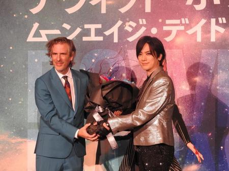 　イベントに出席したブレッド・モーゲン監督（左）とＤＡＩＧＯ＝東京都内
