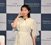 　プレミアムウォーター新商品＆新アンバサダー就任発表会に出席し、新商品のサーバーから注いだ水を飲む清野菜名