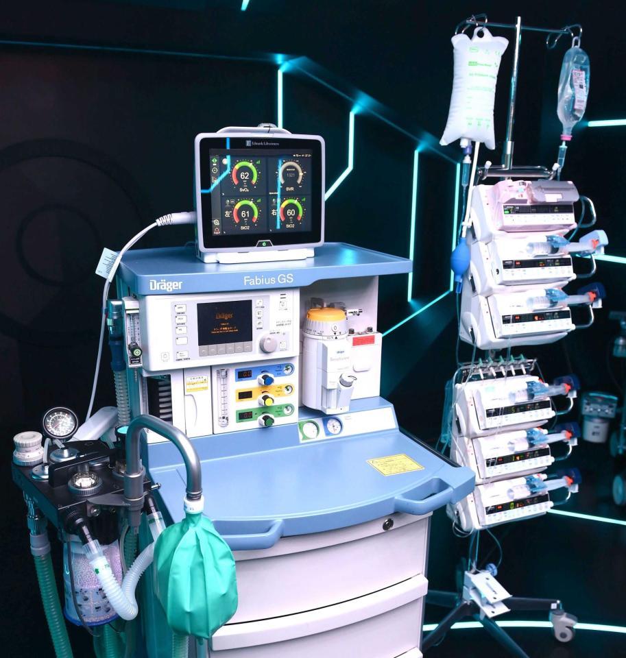 　最新鋭の医療機器が並び、関係者は「ここで実際に手術できます」と語る