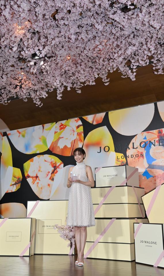 　桜の下でポーズをとる倉科カナ（撮影・西岡正）