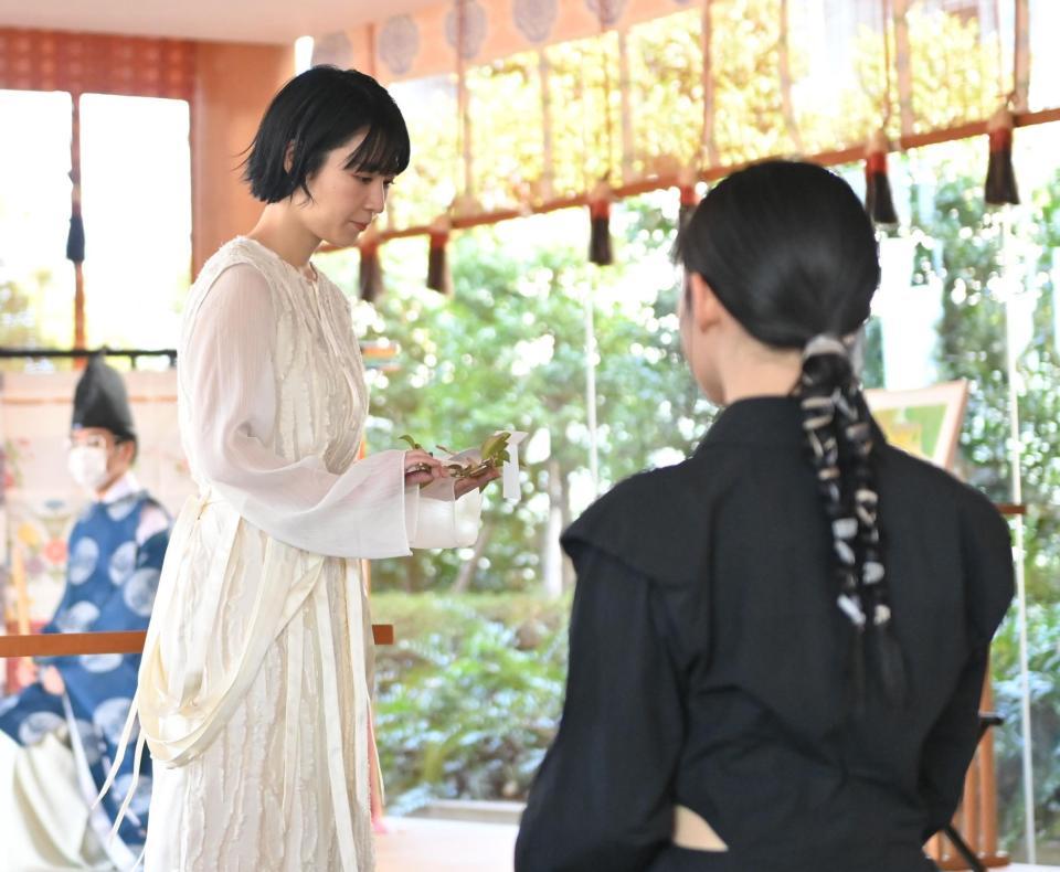 　ヒット祈願で玉串を持つ吉谷彩子＝東京・赤城神社（撮影・西岡正）