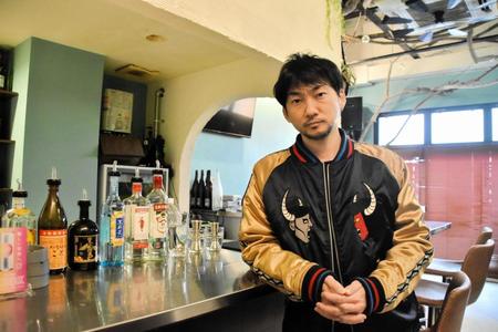 サンテレビ制作ドラマ「稲妻ムービーマーケット」に主演する波岡一喜＝大阪市中央区のバー「ルイーダ」