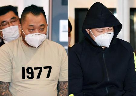 　羽田空港に到着した渡辺優樹容疑者（右）と小島智信容疑者