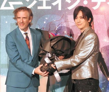 　ブレット・モーゲン監督（左）に花束を渡すＤＡＩＧＯ