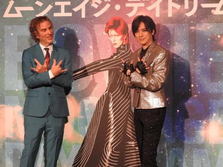 　イベントに出席したブレッド・モーゲン監督（左）とＤＡＩＧＯ＝東京都内