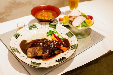 　羽生善治九段が選んだ「国産牛のタンとほほ肉を柔らかく煮込んだハヤシライス（自家製ピクルス、上野原ハーフガーデンのリーフサラダ）」と「マンゴージュース」＝日本将棋連盟提供