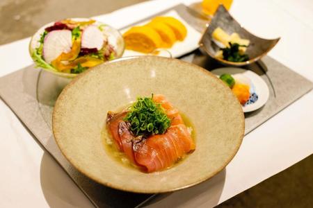 　藤井聡太王将が選んだ「天然ブリの胡麻醤油漬けと東京狭山茶の出汁茶漬け　伊藤養鶏場の烏骨鶏卵の出汁巻（ＳＯＲＡＮＯ米の白御飯、自家製香の物、上野原ハーフガーデンのリーフサラダ）」と「黒豆グリーンルイボスティー（冷）」＝日本将棋連盟提供