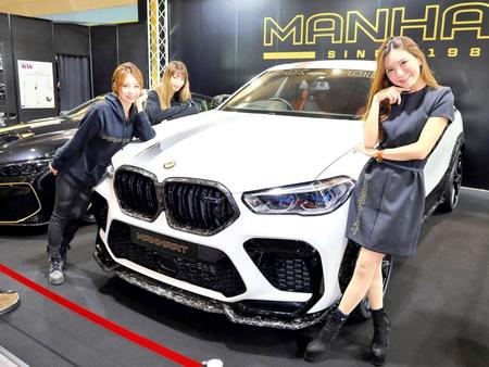 　チューニングされたＢＭＷの前で笑顔の志築杏里さん（左）、岩田亜矢那さん（中央）、綾瀬奈々さん