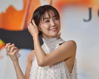 　新製品を体験する倉科カナ（撮影・西岡正）