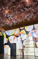 　天井の桜のオブジェを見つめる倉科カナ（撮影・西岡正）