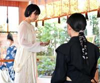 　ヒット祈願で玉串を持つ吉谷彩子＝東京・赤城神社（撮影・西岡正）