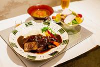 　羽生善治九段が選んだ「国産牛のタンとほほ肉を柔らかく煮込んだハヤシライス（自家製ピクルス、上野原ハーフガーデンのリーフサラダ）」と「マンゴージュース」＝日本将棋連盟提供