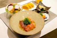 　藤井聡太王将が選んだ「天然ブリの胡麻醤油漬けと東京狭山茶の出汁茶漬け　伊藤養鶏場の烏骨鶏卵の出汁巻（ＳＯＲＡＮＯ米の白御飯、自家製香の物、上野原ハーフガーデンのリーフサラダ）」と「黒豆グリーンルイボスティー（冷）」＝日本将棋連盟提供