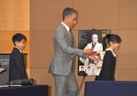 　記者懇親会に出席した（左から）市川新之助、市川團十郎、市川ぼたん（撮影・西岡正） 