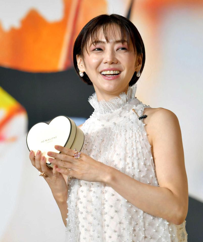 　ハート型のギフトボックスを手に笑顔を見せる倉科カナ（撮影・西岡正）