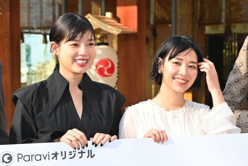 　並んで笑顔を見せる石井杏奈（左）と吉谷彩子（撮影・西岡正）