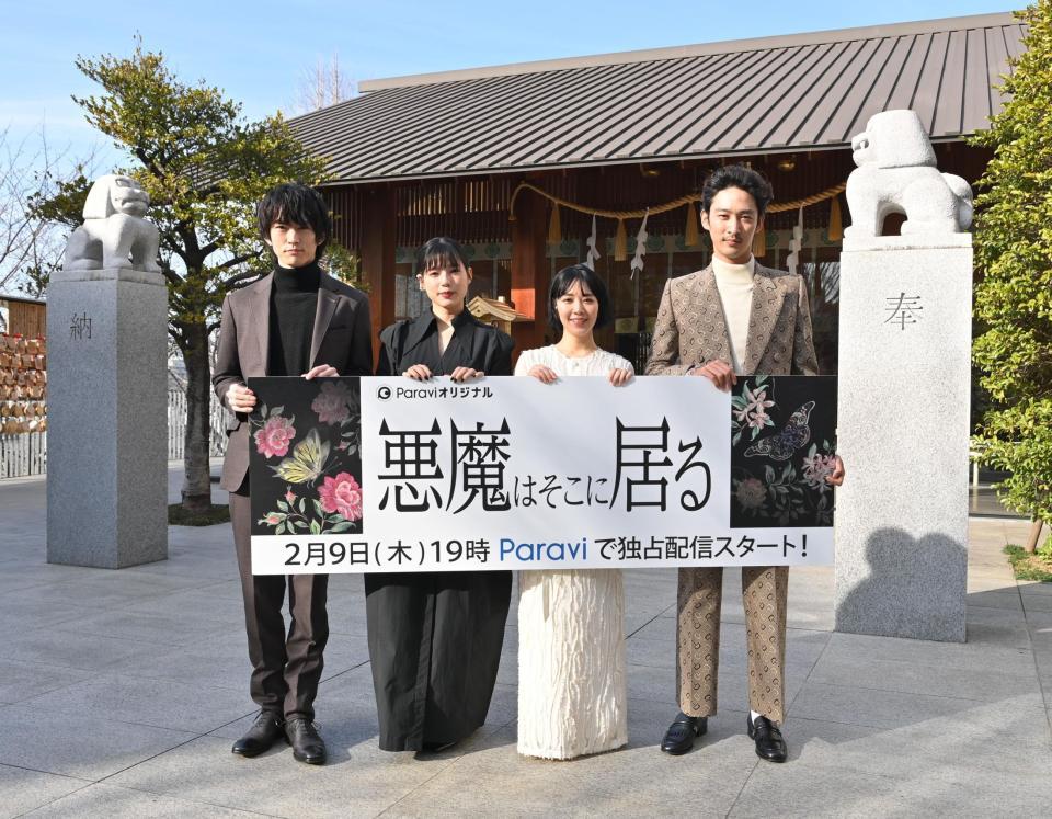 　ヒット祈願を行った（左から）和田雅成、石井杏奈、吉谷彩子、上杉柊平＝東京・赤城神社（撮影・西岡正）