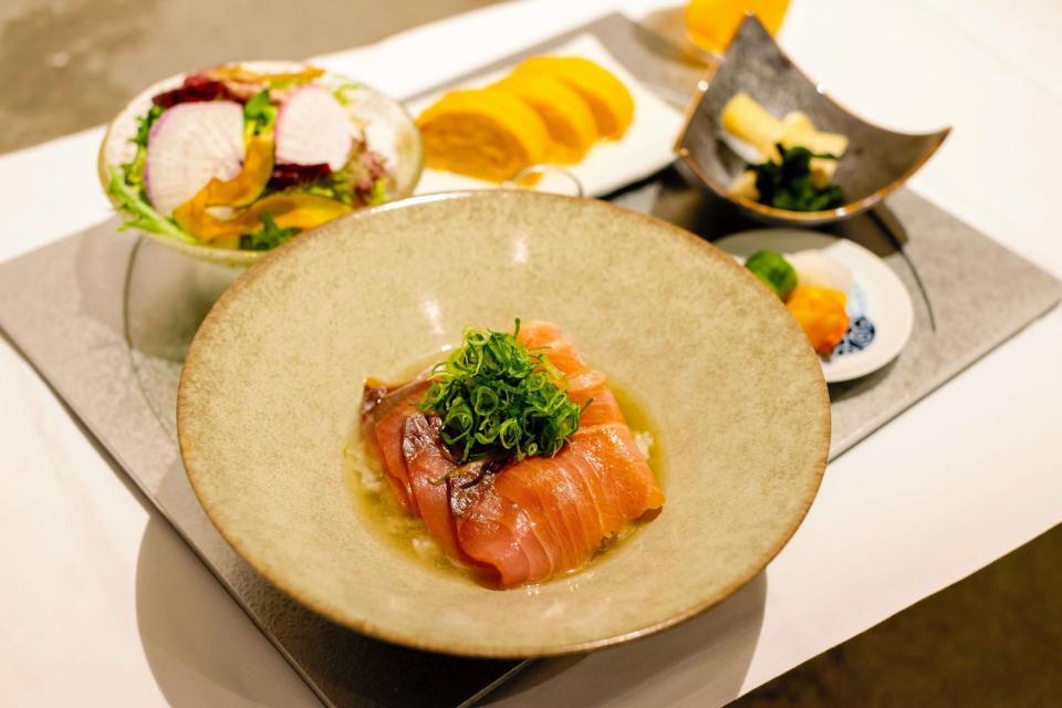 　藤井聡太王将が選んだ「天然ブリの胡麻醤油漬けと東京狭山茶の出汁茶漬け　伊藤養鶏場の烏骨鶏卵の出汁巻（ＳＯＲＡＮＯ米の白御飯、自家製香の物、上野原ハーフガーデンのリーフサラダ）」と「黒豆グリーンルイボスティー（冷）」＝日本将棋連盟提供