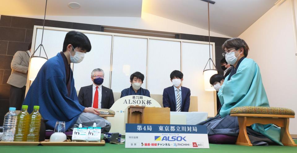 　対局に臨む藤井聡太王将（左）と羽生善治九段（代表撮影）