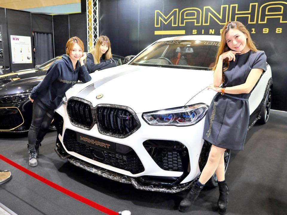 　チューニングされたＢＭＷの前で笑顔の志築杏里さん（左）、岩田亜矢那さん（中央）、綾瀬奈々さん