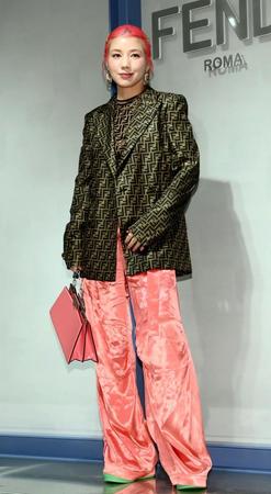 　パンツスタイルで登場した仲里依紗（撮影・堀内翔）