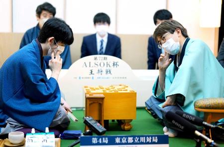 　感想戦で互いに考え込む藤井聡太王将（左）と羽生善治九段（代表撮影）