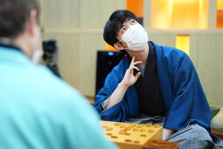 　感想戦をする藤井聡太王将（手前は羽生九段）