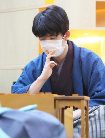 　感想戦で対局を振り返る藤井聡太王将（代表撮影）