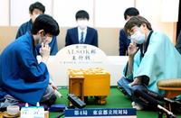 　感想戦で互いに考え込む藤井聡太王将（左）と羽生善治九段（代表撮影）