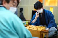 　感想戦をする藤井聡太王将（手前は羽生九段）＝代表撮影