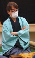 　対局に臨む羽生善治九段（代表撮影）