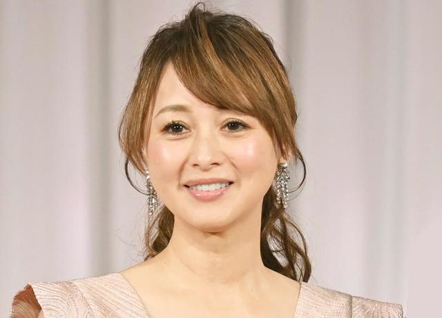 家族でハワイ滞在の渡辺美奈代 ロイヤルハワイアンのバスローブ姿 自身