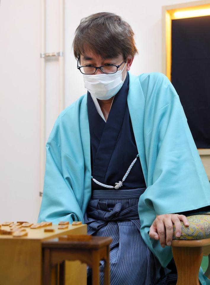 　第４局に勝ち、記者の質問に答える羽生善治九段（代表撮影）