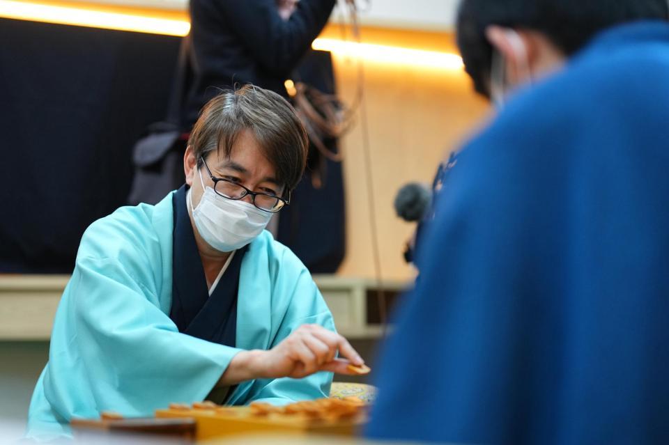 　感想戦をする羽生善治九段（手前は藤井王将）＝代表撮影