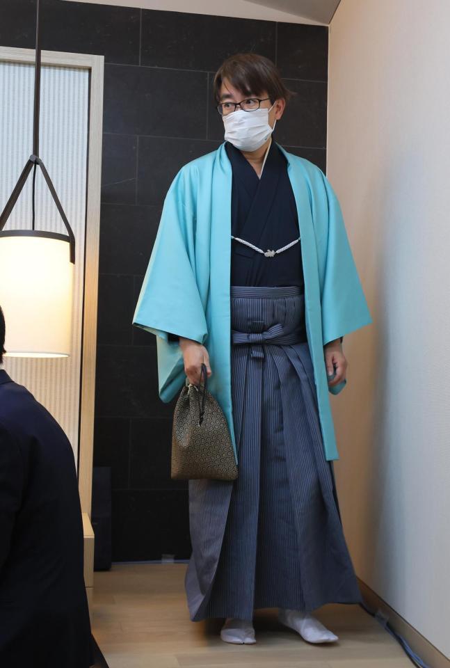 　対局に臨む羽生善治九段（代表撮影）