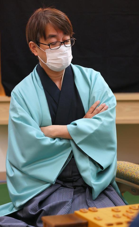 　対局に臨む羽生善治九段（代表撮影）