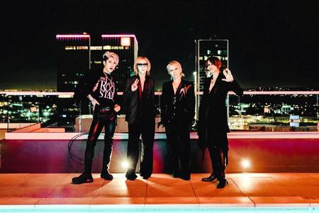 　公演後にＬＡの夜景をバックに写真撮影した（左から）ＭＩＹＡＶＩ、ＹＯＳＨＩＫＩ、ＨＹＤＥ、ＳＵＧＩＺＯ＝米ロサンゼルス