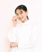 　笑顔でポーズをとるみとゆな（撮影・園田高夫）