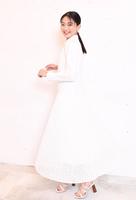　純白のワンピースが良く似合うみとゆな（撮影・園田高夫）