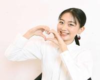 　笑顔のみとゆながハートマークで愛を届ける（撮影・園田高夫）